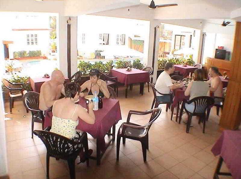Ticlo Resorts Calangute Exteriör bild